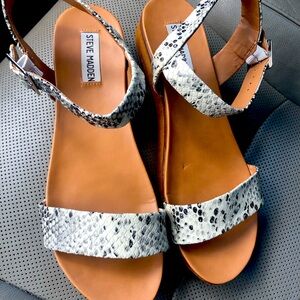 Steve Madden Aida Sandals -snake print 😍